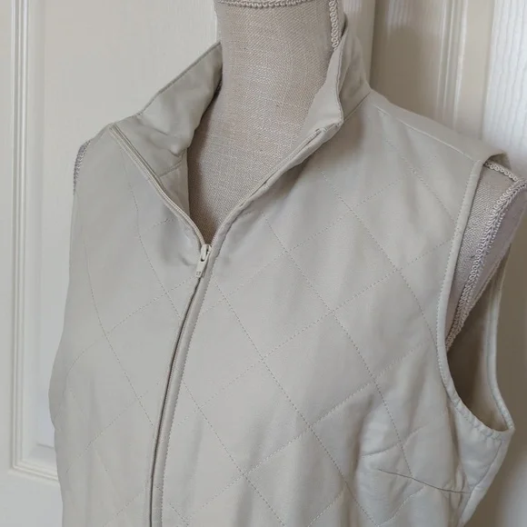 Orvis Women's Off-white Quilted Vest - Picture 2 of 5